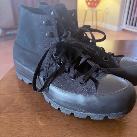 Converse Chuck Taylor All Star Lugged boots in a black colorway. SIZE 9 - Picture 5 of 9